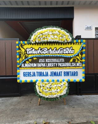 Papan Bunga Duka di Poyowa Kecil